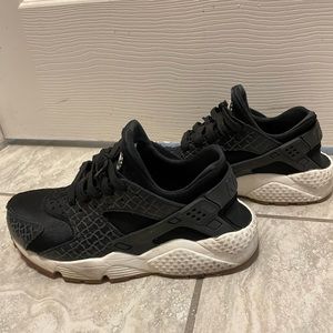 Air Huarache by NIKE. Women’s size 8